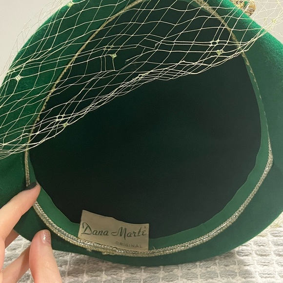 Vintage 1940s 1950s green hat with netting by Dana Marte - Picture 2 of 2